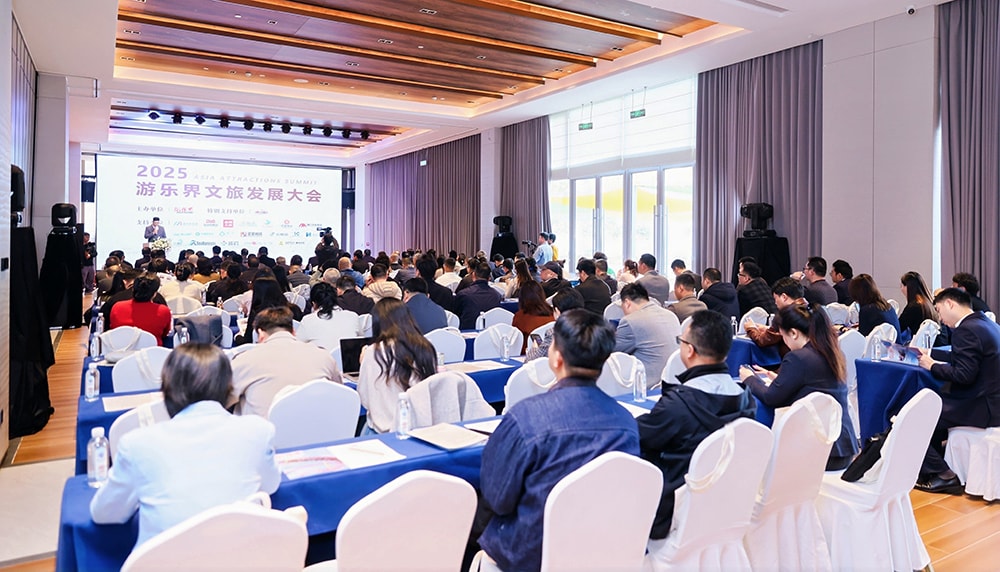 科技铸就非凡体验，专业成就行业标杆——jinnianhui今年会游乐荣膺2025金冠奖“杰出水滑道设备奖”